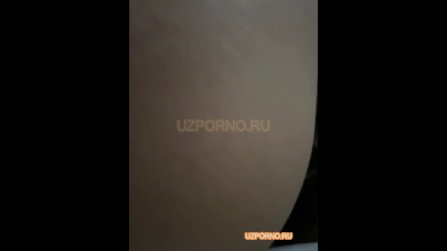 Мужик узбек разглядывает упругую попку своей соседки